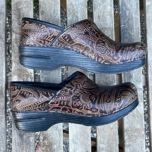 #Dansko embroidered brown paisley clogs